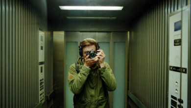 غالبًا ما يعتقد الأشخاص الذين يلتقطون صور السيلفي أنها قد تعزز ثقتهم بأنفسهم