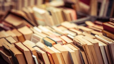 طريقة ترتيبك لأرفف كتبك تُخبِر الكثير عنك